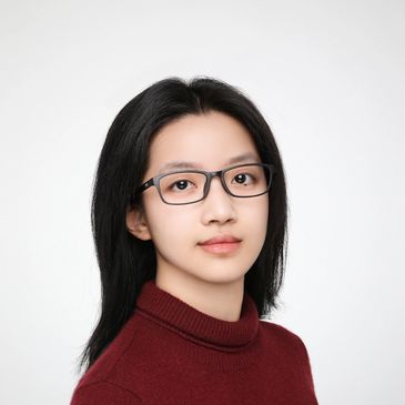 戴黑色眼镜的年轻女性肖像。
