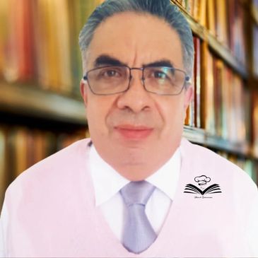 Hombre con gafas y corbata en una biblioteca.