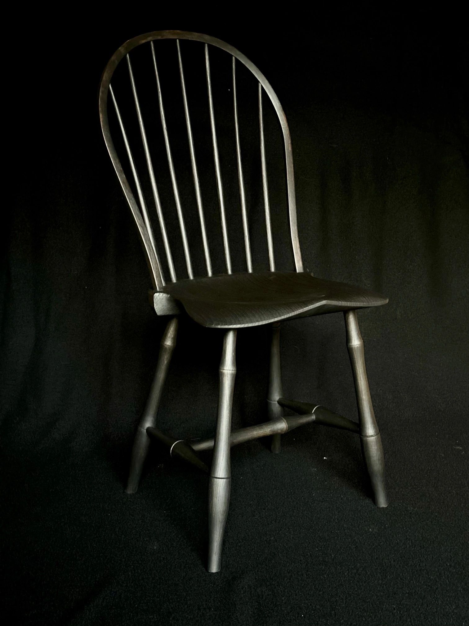 Chaise en bois sombre avec dossier à barreaux.