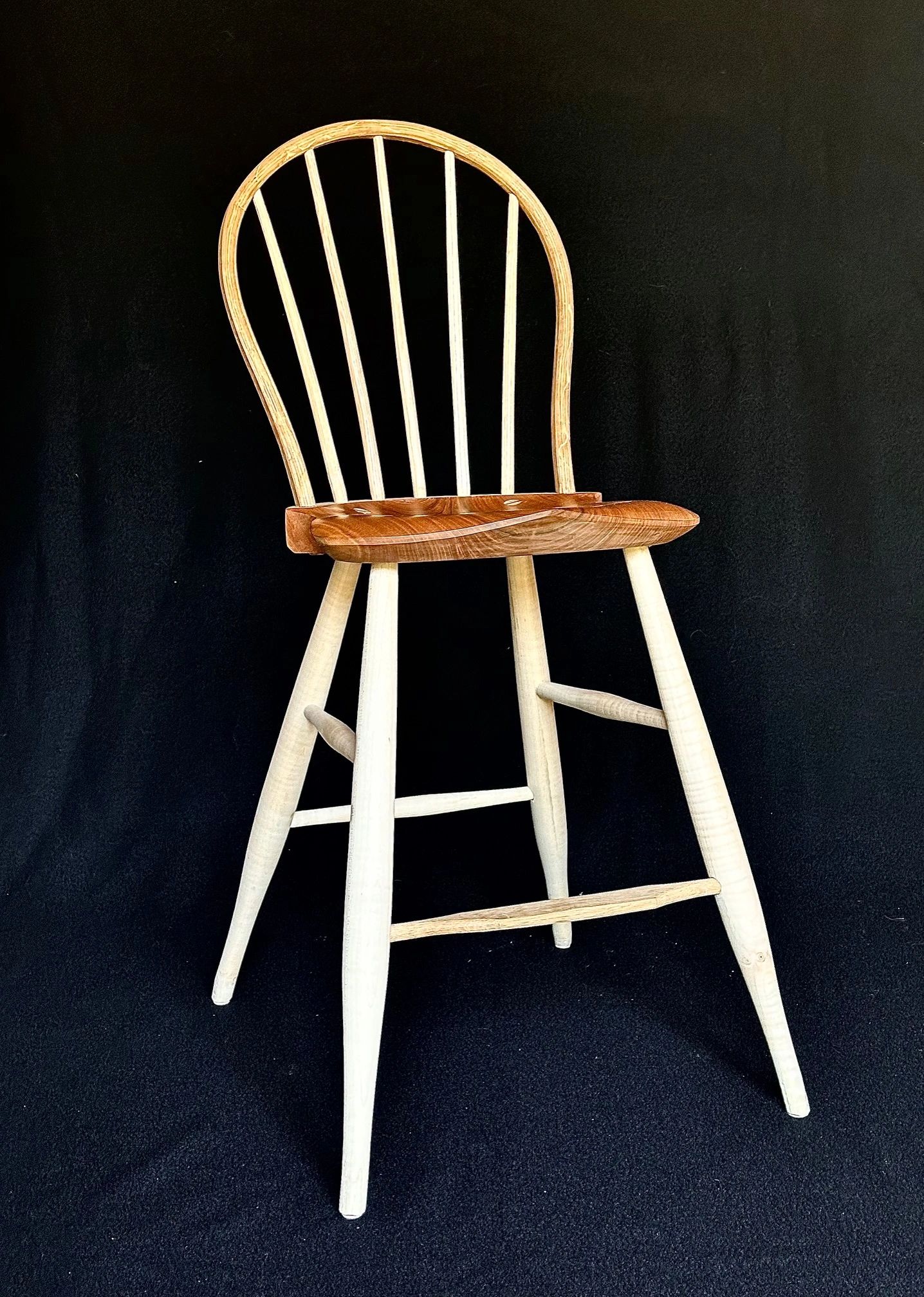 Chaise en bois artisanal avec dossier incurvé.