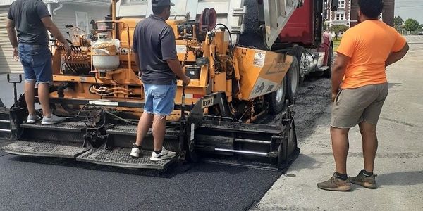 men paving asphalt an asphalt driveway