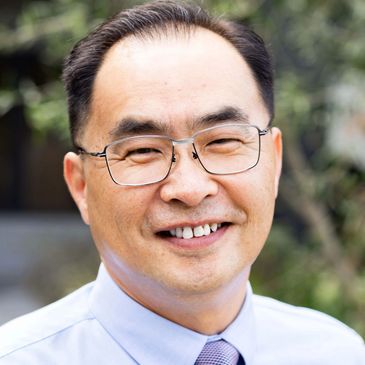 Portrait of Dr. Sung Kim