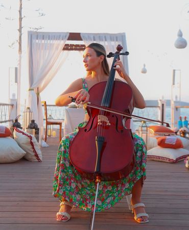 Teacher play violin 