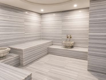 Modern ve temiz Türk hamamı (sauna).