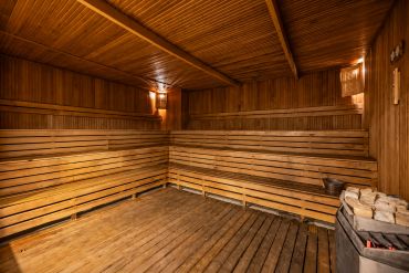 Ahşap malzemeden yapılmış boş sauna odası.