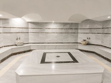 Modern hamam iç mekanı beyaz mermer ile döşenmiş.