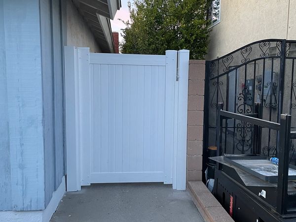 6’H White Privacy Vinyl Gate, Winnetka 
