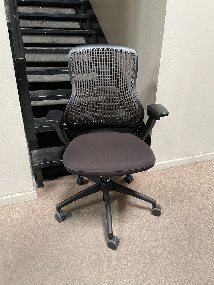 PreOwned Knoll Generation Chair