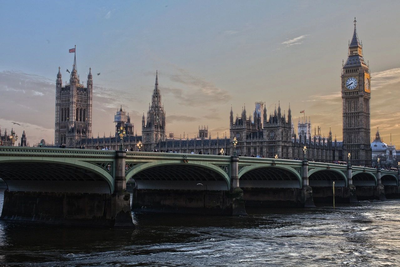 An image of London, with a bridge, parliament and Big Ben