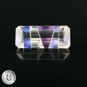 Faceted narrative intarsia gem cut