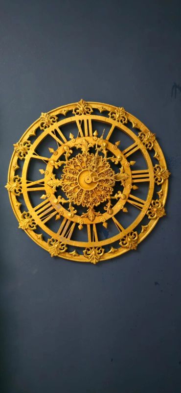 Relógio dourado decorativo em parede azul.