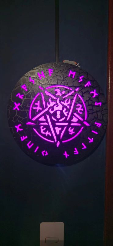 Símbolo místico iluminado em roxo.