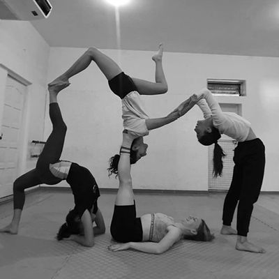 Acro duo, yoga, invertidas