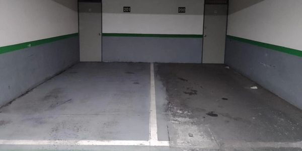 estacionamiento limpio y sucio