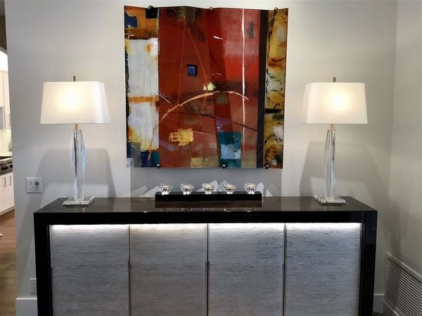 Entryway credenza with lamps