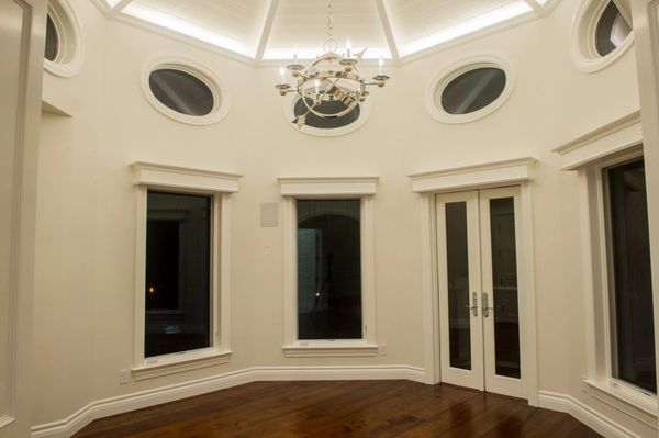 Round room with many oval windows.