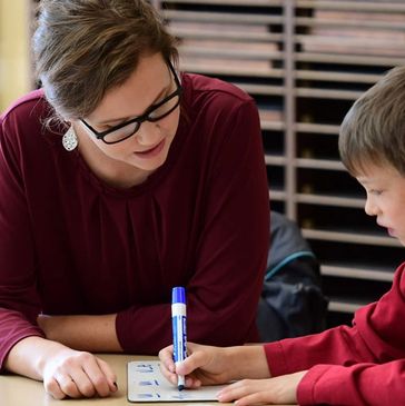 Tutor working one-on-one with students - Hood River Tutors