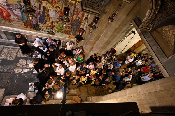 Israel, Jerusalem, Church of the Holy Sepulchre, crowd ready to enter