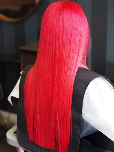 Vibrant red hair colour with a sleek, straight finish created at Santoro Hair Salon in Brighton. Bol