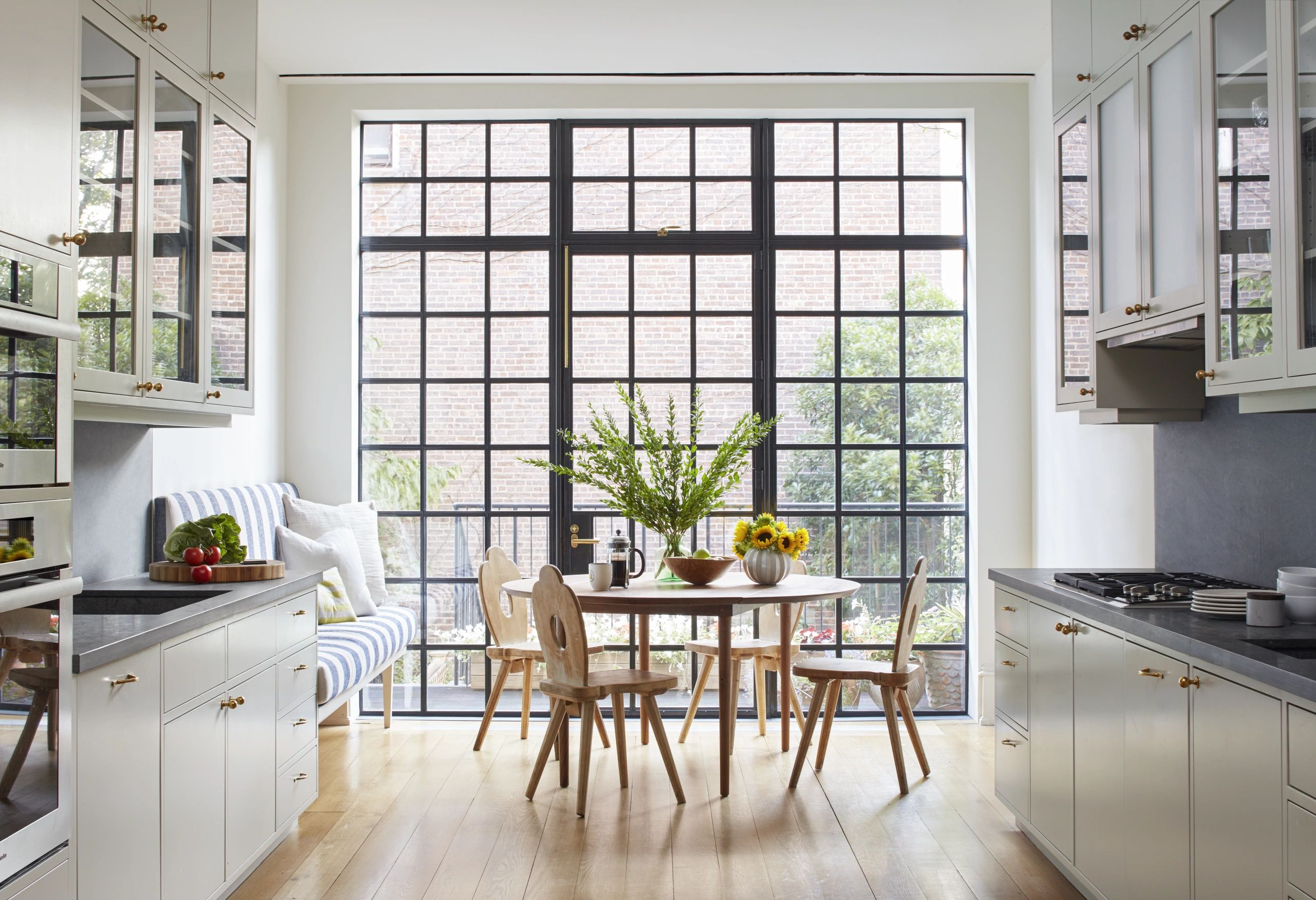 Окна на кухне купить. Кухня с большими окнами. Кухня с панорамными окнами. Кухня с окном. Интерьер кухни с окном.