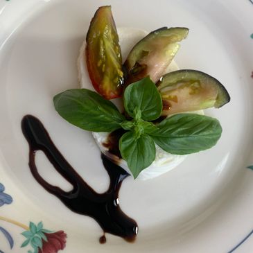 Green leaf with food on the plate