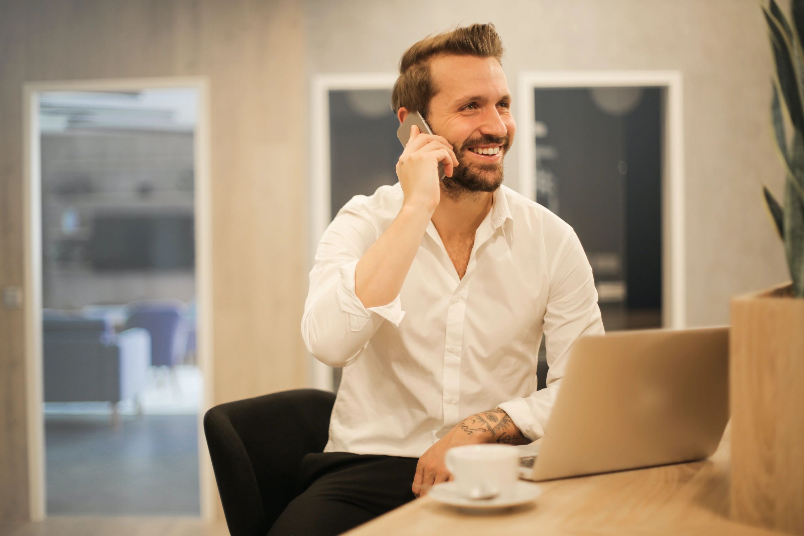 Mann arbeitet mit Laptop 