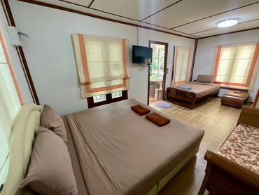 เตียงนอนภายในบ้านพักชื่อเรือนกระโดน ระยองเฮ้าส์รีสอร์ท