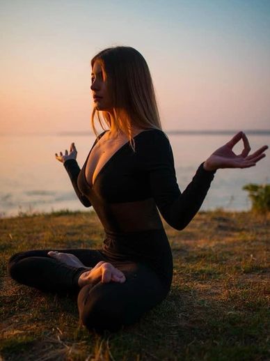 Élève puis professeure de yoga,  j’enseigne avec humilité, bienveillance et parfois une touche d’hum