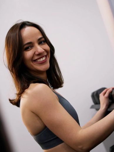 Femme souriante en tenue de sport.
