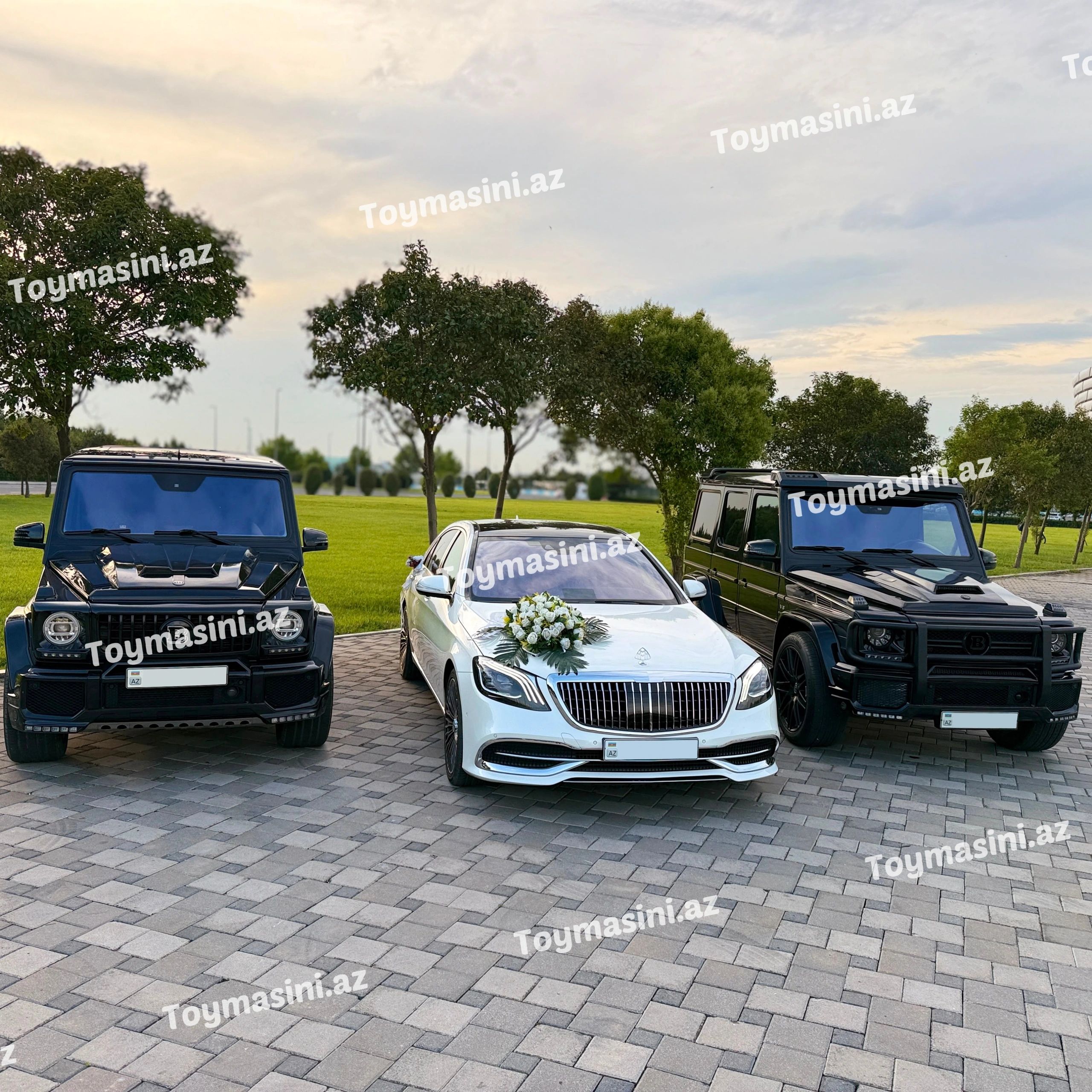 Lüks düğün arabaları ve SUV'lar park halinde