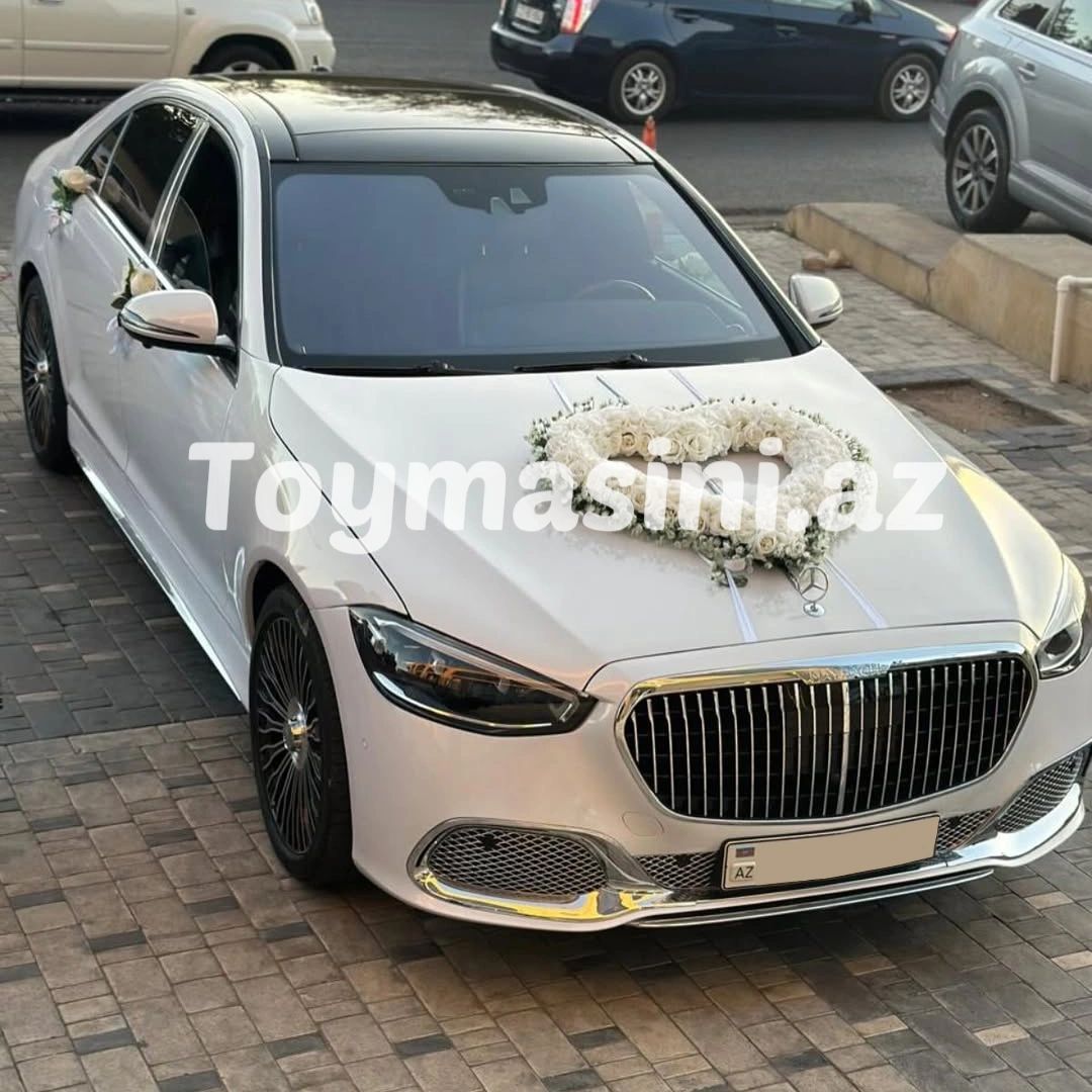 Beyaz lüks araba, düğün için süslenmiş.