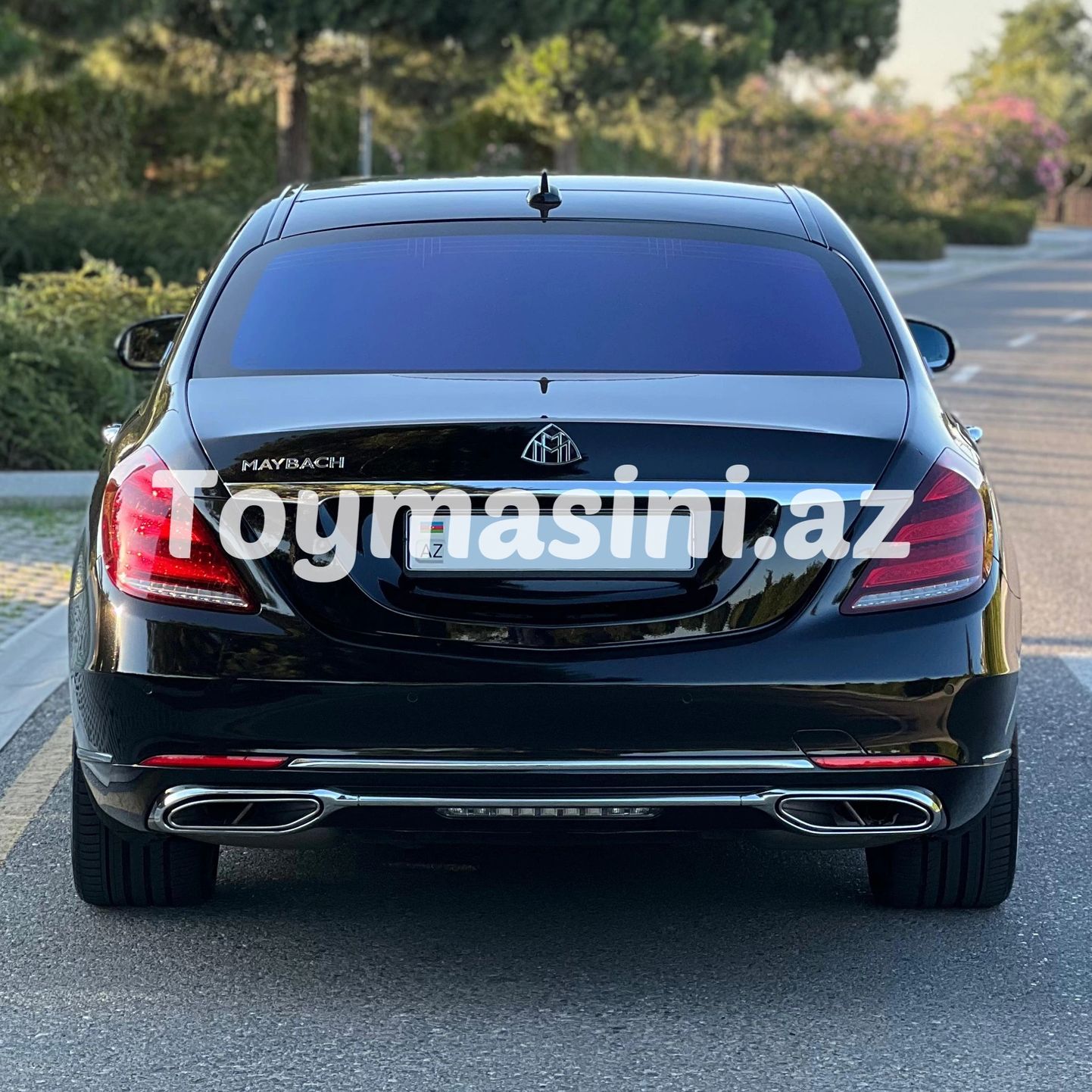 Siyah Maybach otomobilin arka görünümü.