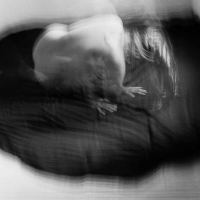 Image en noir et blanc floue d'une personne en mouvement.