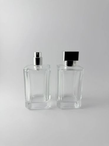 Dos frascos de perfume transparentes.