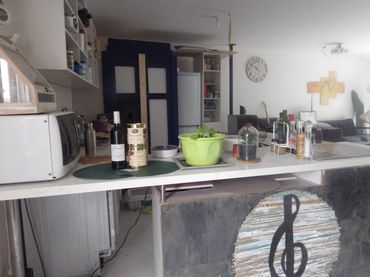 Cuisine moderne avec comptoir et décor musical.