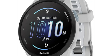Easy-to-use running smartwatch with built-in GPS for pace/distance and wrist-based heart rate; brill