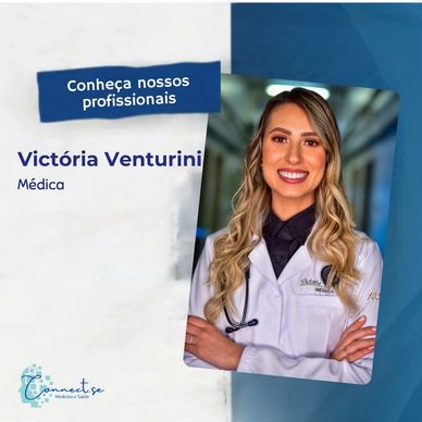 mulher loira sorrindo, fundo azul e branco