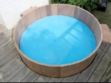 Blue floating lid for hot tubs