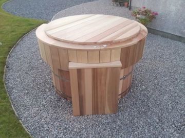 Cedar wood hot tub with fitted lid and shelving