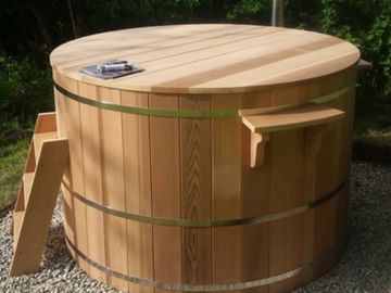 Cedar wood hot tub with simple steps