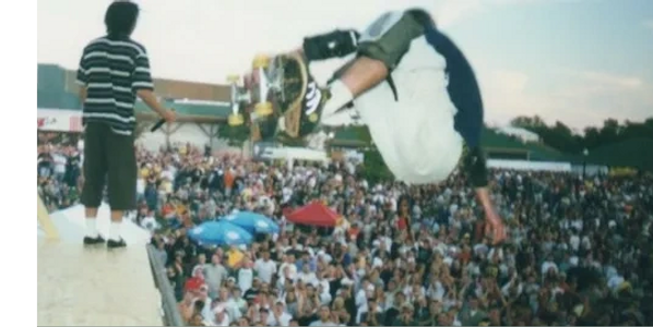 Tony Grinder performing at Halfpipe concert 