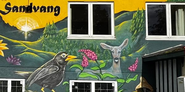 Fargerik veggmaleri med dyr og naturmotiv.