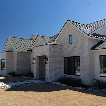 Waterproof roofing metal standing-seam modern black vibe under South Texas sun. 