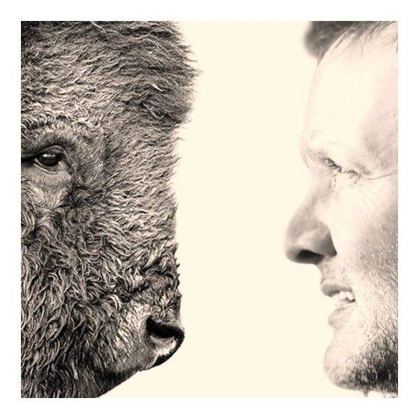 Photo de Pierre Sabourin qui parle avec un bison