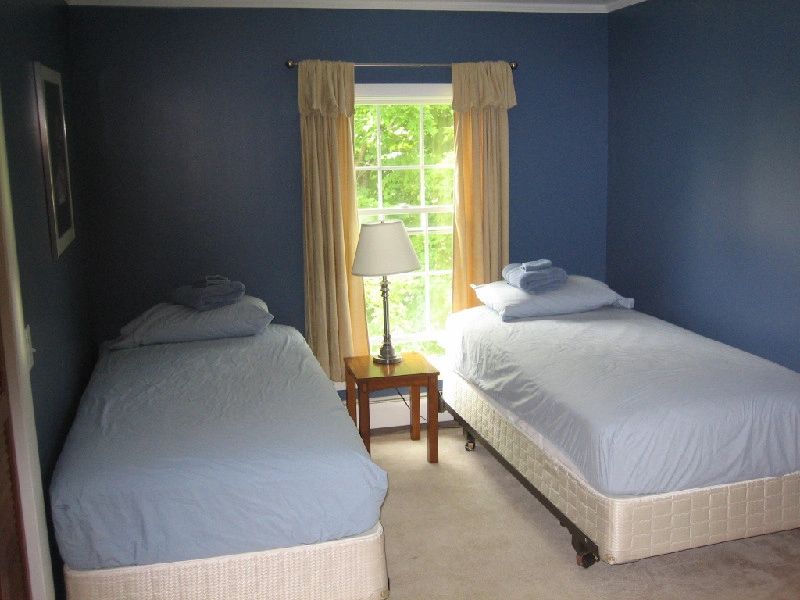 appalachian trail hostels: room with two twin beds in green mountain house