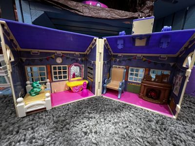 Hotel nanny brings toys, books, crafts and games; provided by Las Vegas' Artsy Nannies