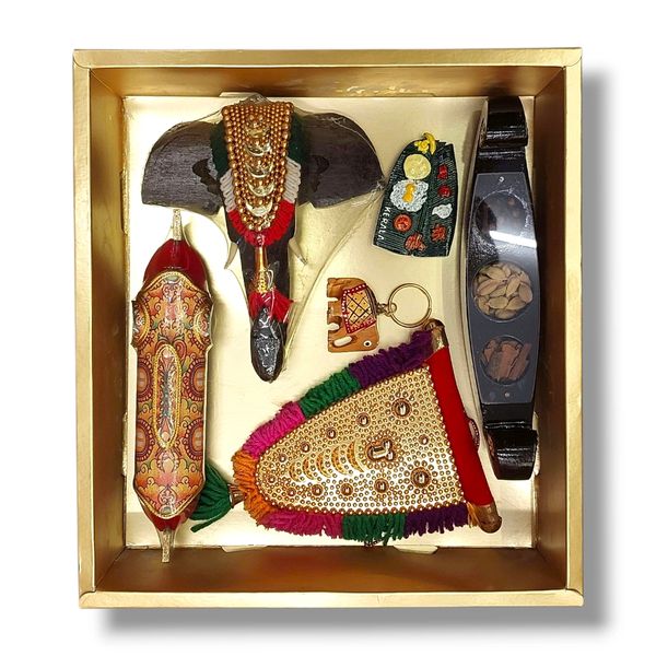 Traditional Kerala gift hamper featuring elephant wall hanging, houseboat model & spice boat