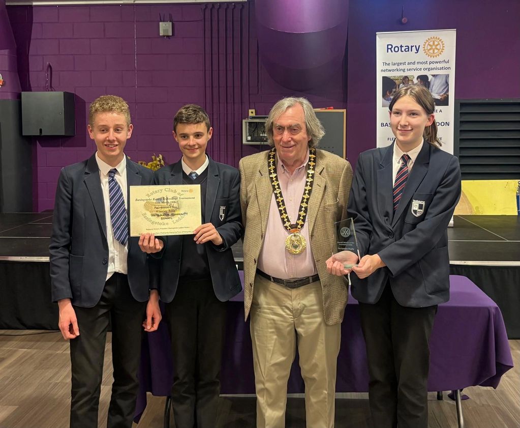 Mayor presenting the award to one of the winning teams for their age group.