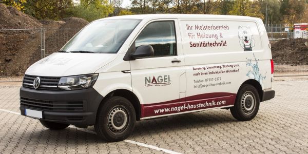 Weißer Transporter mit Werbung für Heizungs- und Sanitärtechnik.