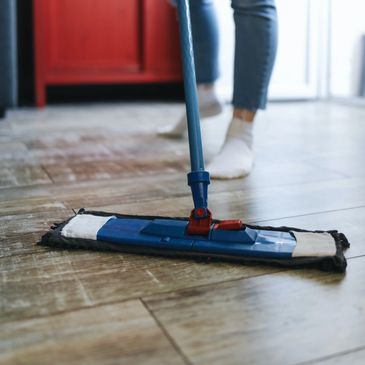 Reinigungsservice in Aktion - Fachleute bei der gründlichen Reinigung eines Wohnraums. 